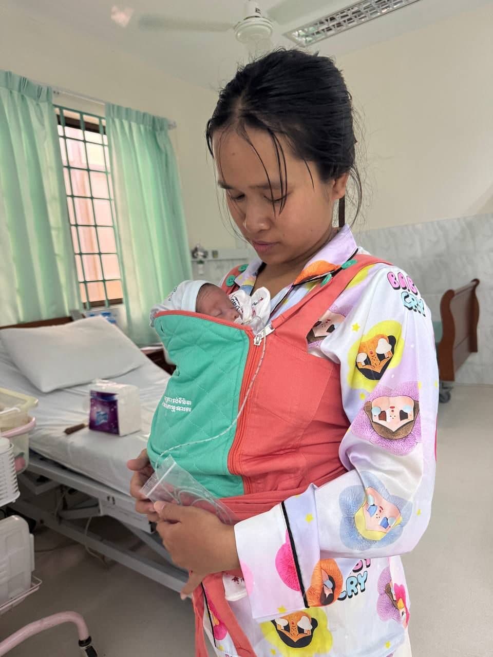 A mother at Calmette Hospital with her baby in the BEMPU KangaSling