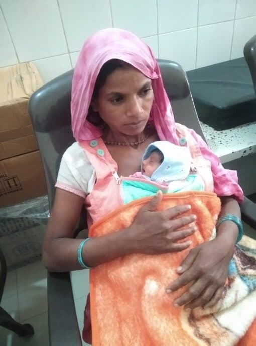 A mother using the BEMPU KangaSling in the ANSH KMC program